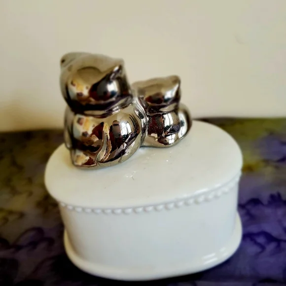 WHITE PORCELAIN CERAMIC JEWELERY BOX WITH SILVER TONE OWLS SITTING ON T… - Picture 4 of 7